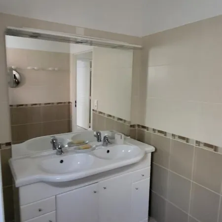 3 Pieces,terrasse, Parking Prive Centre 800m Des Plages. *
