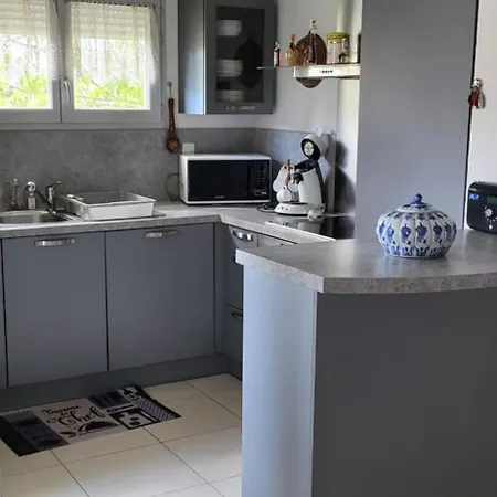 3 Pieces,terrasse, Parking Prive Centre 800m Des Plages. Saint-Raphael (Var)