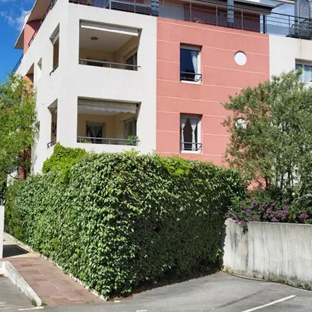 3 Pieces,terrasse, Parking Prive Centre 800m Des Plages. Saint-Raphael (Var)