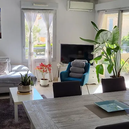 3 Pieces,terrasse, Parking Prive Centre 800m Des Plages. * Saint-Raphael (Var)