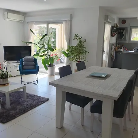3 Pieces,terrasse, Parking Prive Centre 800m Des Plages.