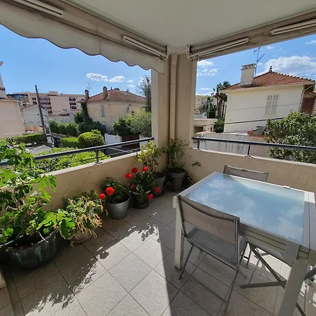 3 Pieces,terrasse, Parking Prive Centre 800m Des Plages. *